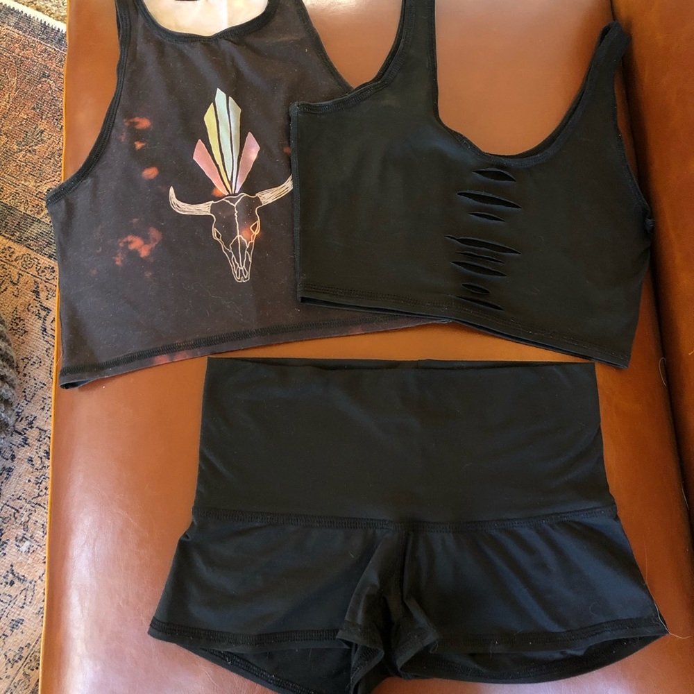 Teeki Shorts (XS) + 2 Tops for Free!